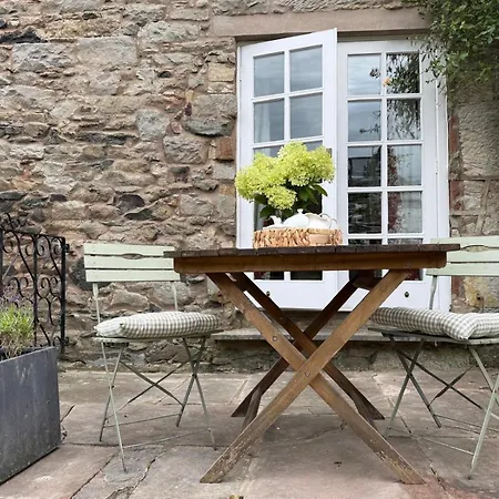 Blacksmiths A Traditional With Garden And Wood Burning Stove In Pooley Bridge, Ullwater *
