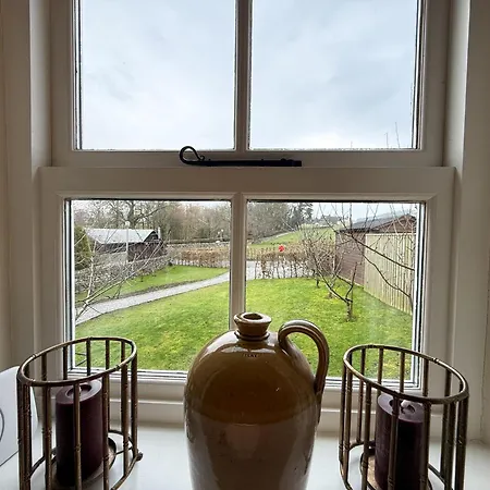 Blacksmiths A Traditional With Garden And Wood Burning Stove In Pooley Bridge, Ullwater