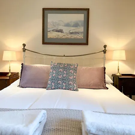 Blacksmiths A Traditional With Garden And Wood Burning Stove In Pooley Bridge, Ullwater Pooley Bridge