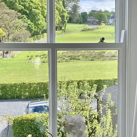 Blacksmiths A Traditional With Garden And Wood Burning Stove In Pooley Bridge, Ullwater *