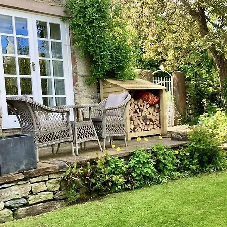 Дом отдыха Blacksmiths A Traditional With Garden And Wood Burning Stove In Pooley Bridge, Ullwater Пули-Бридж