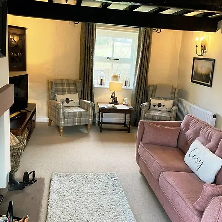 Blacksmiths A Traditional With Garden And Wood Burning Stove In Pooley Bridge, Ullwater