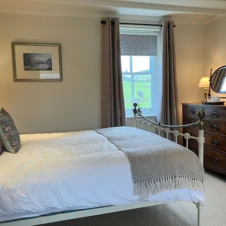 Blacksmiths A Traditional With Garden And Wood Burning Stove In Pooley Bridge, Ullwater