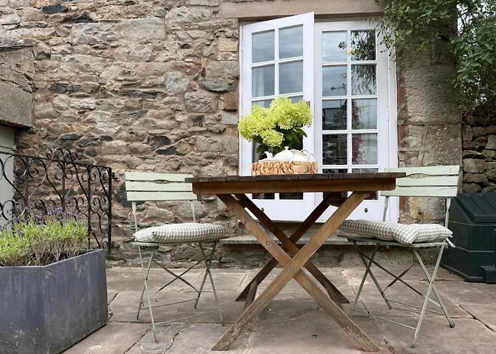 Blacksmiths A Traditional With Garden And Wood Burning Stove In Pooley Bridge, Ullwater *