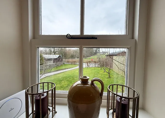 Blacksmiths A Traditional With Garden And Wood Burning Stove In Pooley Bridge, Ullwater